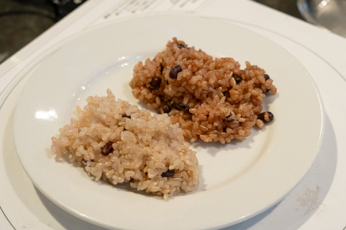 手前が炊き立ての小豆玄米 奥が発芽発酵させた小豆玄米