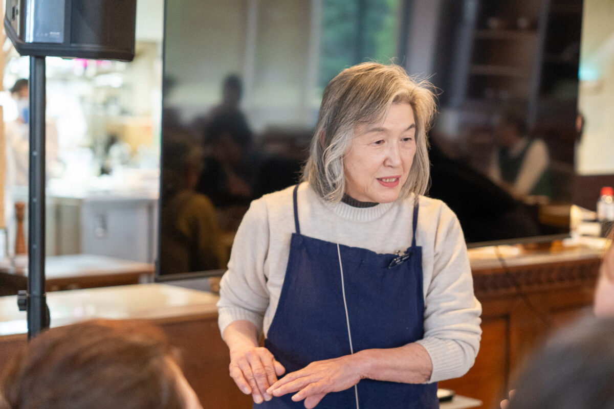 試食されている方々からの質問に答える福島美恵子さん