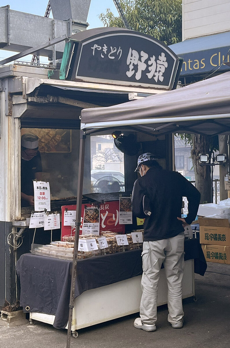 お店のすぐ横の屋台から香ばしい匂いが…