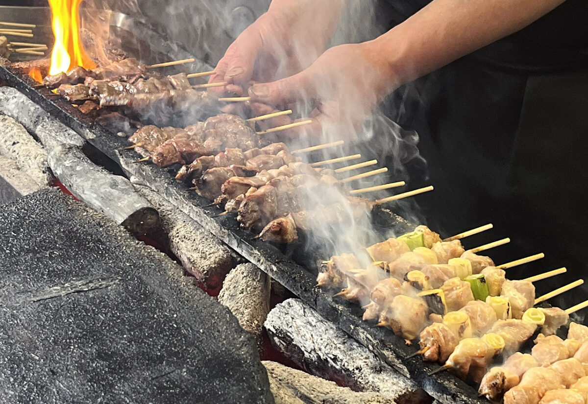 もうもうとあがる煙は焼きとりを美味しくする調味料の一つ